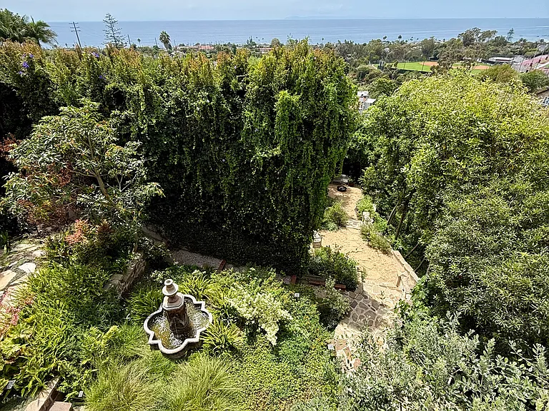 Temple Hills Dr — Photo 18