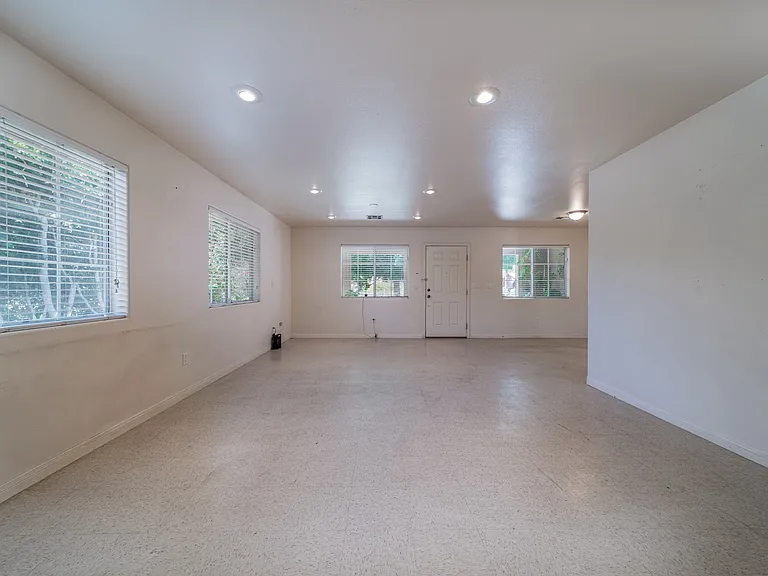 730 Pine Ave — Photo 5
