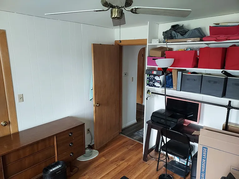 Second bedroom.