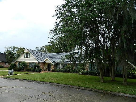 3rd image of 406 Oak Alley Dr