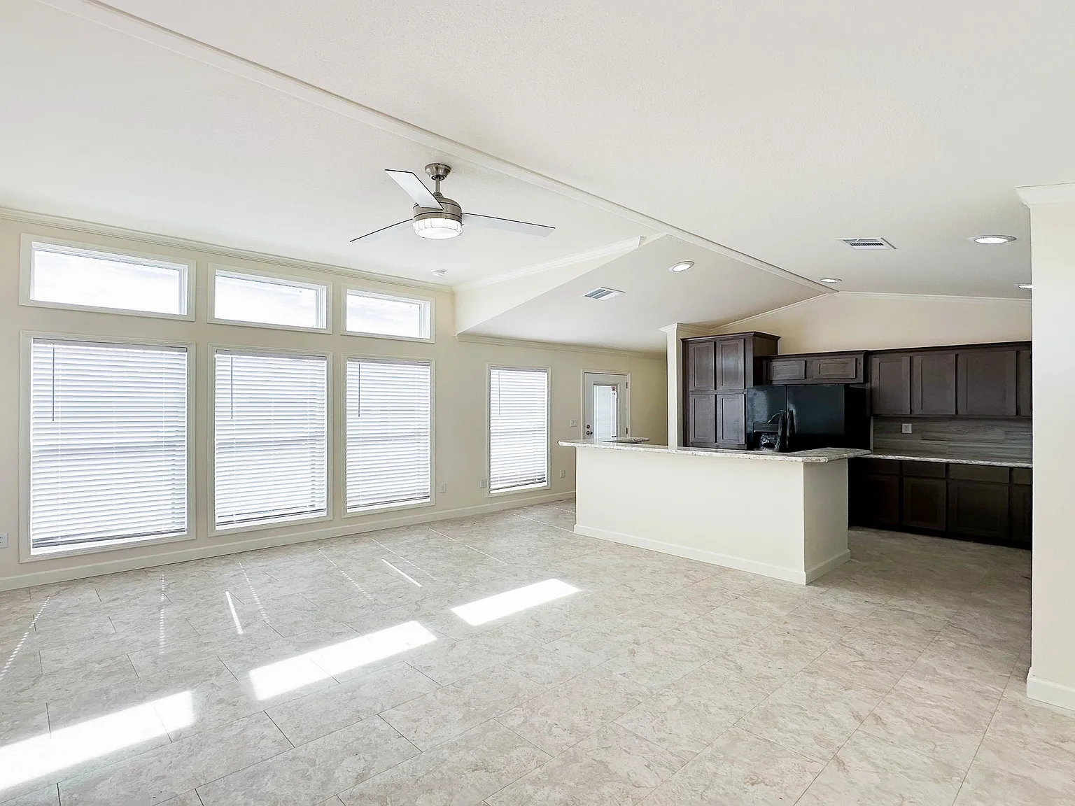 3 bed, 1190 sqft, $2,250 — Photo 2