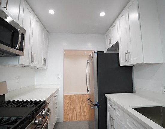 3rd image of 852 S Lucerne Blvd APT 9