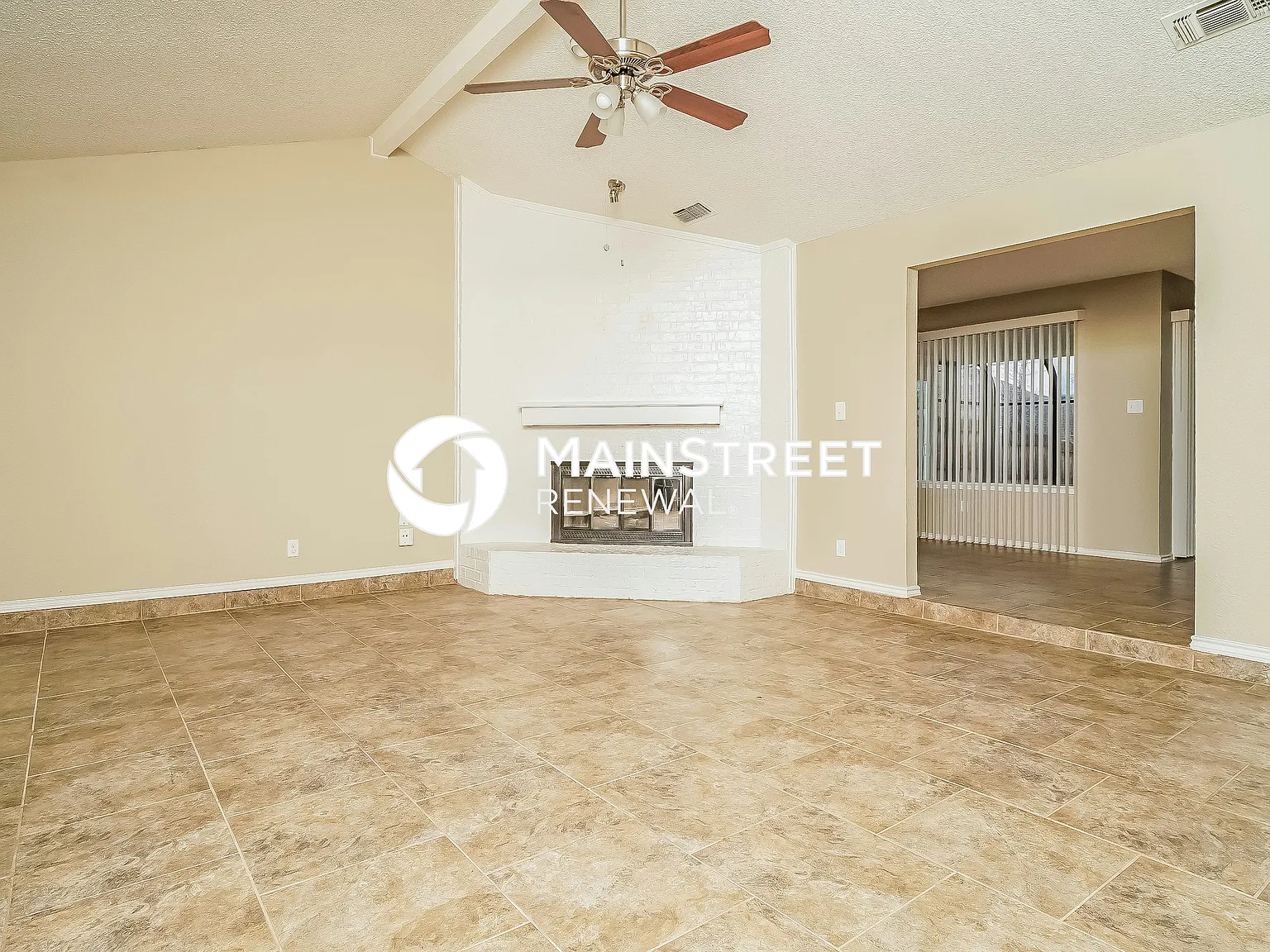 4820 Crest Dr — Photo 2