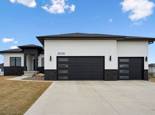 2006 Reese Rd, Cedar Falls, IA 50613