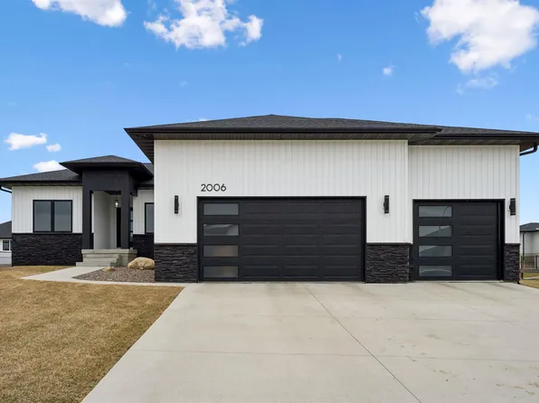 2006 Reese Rd, Cedar Falls, IA 50613