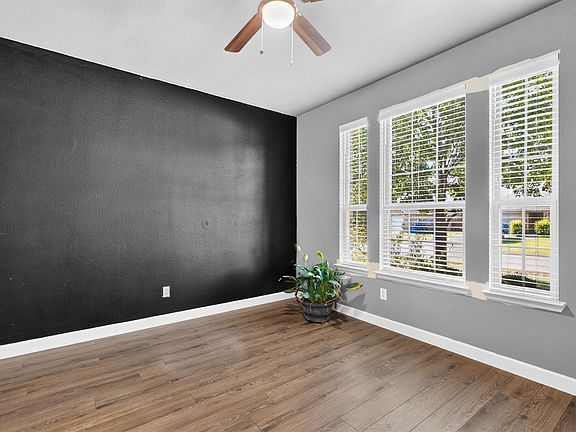 4th image of 502 Fountain View Ln