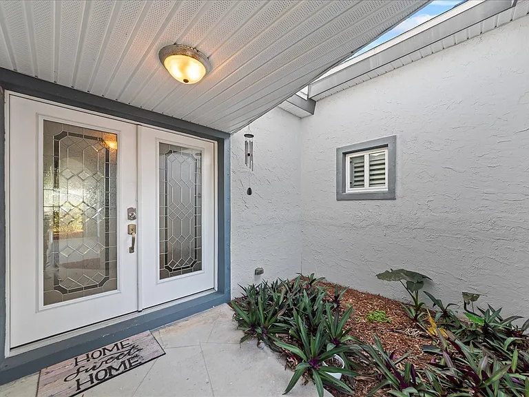 310 Franklyn Ave — Photo 2