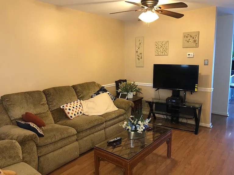 204 Saint Albans Ct — Photo 4