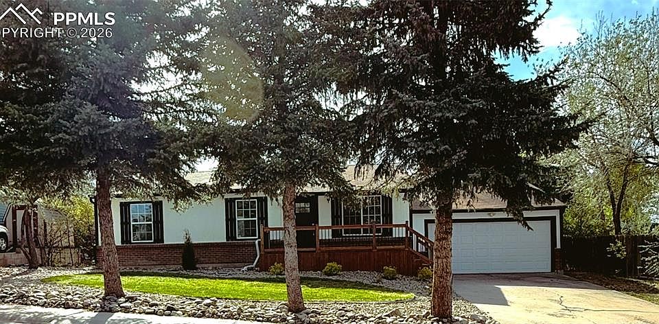 1st image of 995 Oakwood Dr