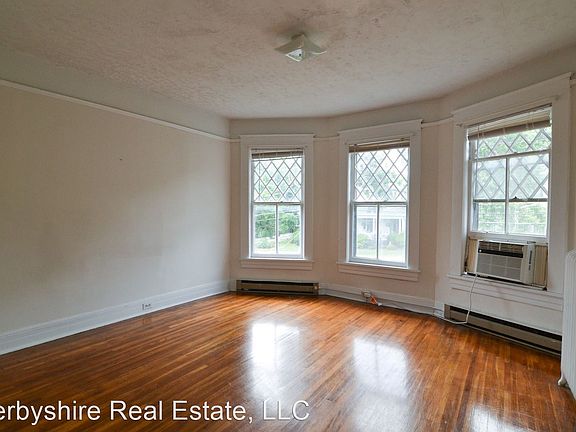 3rd image of 218 Warwick Ln #B