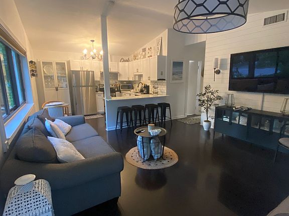 2nd image of 988 Oleander Rd