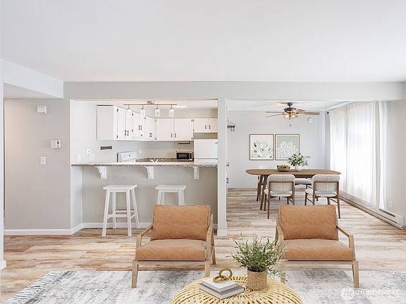 5th image of 821 Essex Place NE #1-B