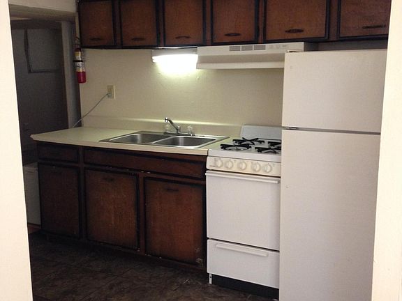 Kitchen (Stove/Fridge Included)