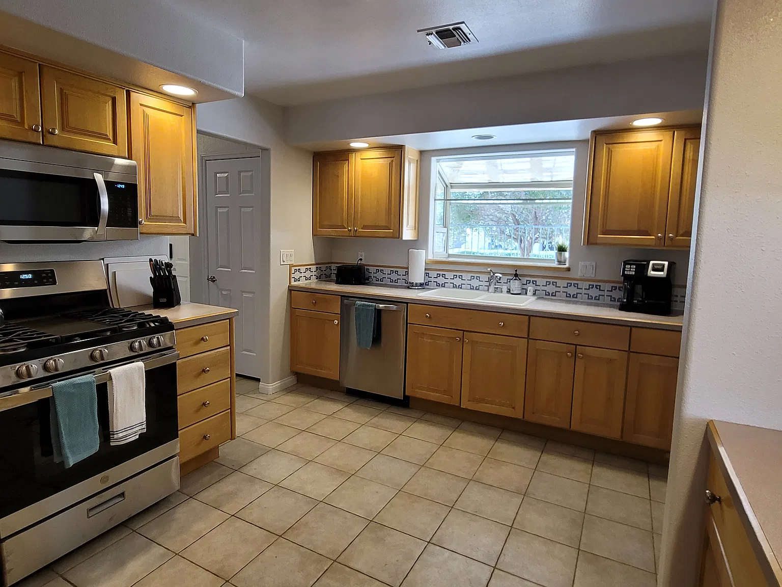 4 bed, 2250 sqft, $795 — Photo 4