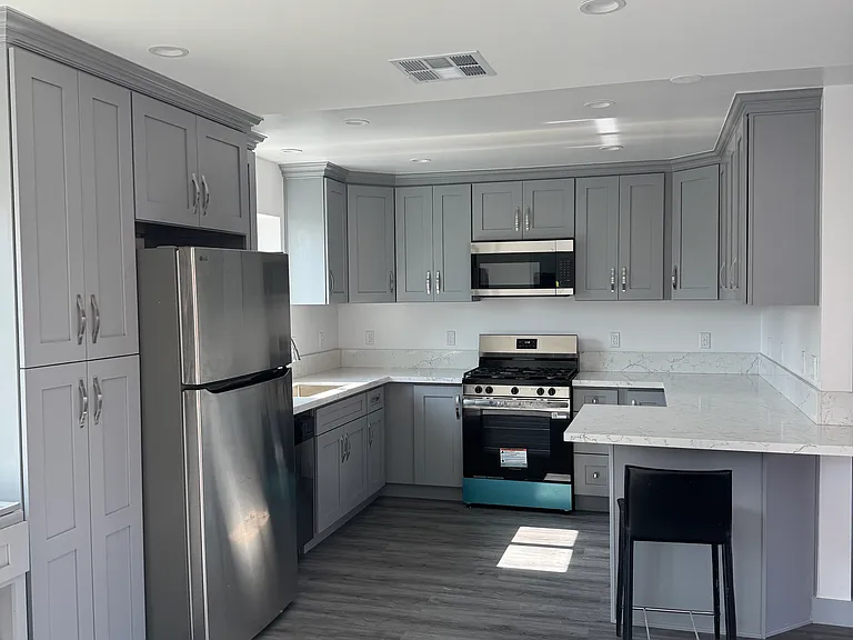 13121 S Longworth Ave — Photo 4