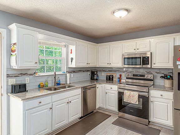 5th image of 902 Clay Hill Dr