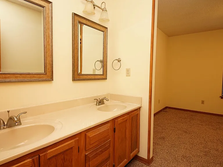 561 Bayshore Dr — Photo 33