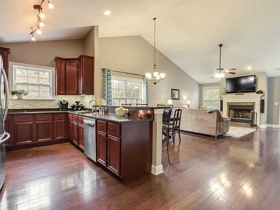 5th image of 1719 Apple Grove Ln