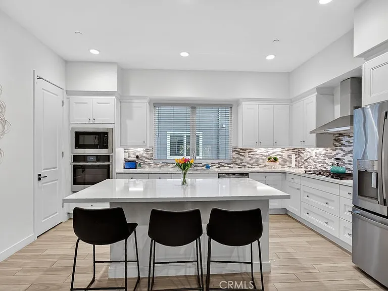985 Doheny Way — Photo 8
