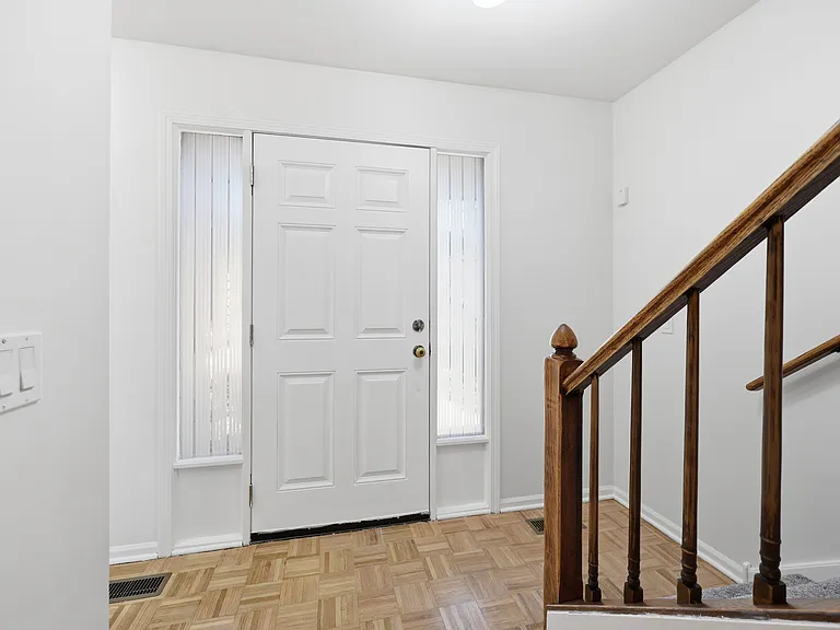 1542 Anderson Ln — Photo 4