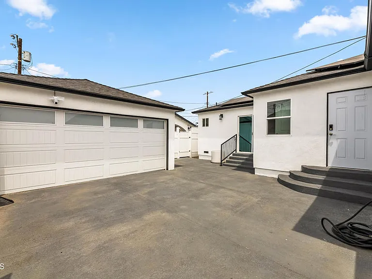 7637 Radford Ave — Photo 34