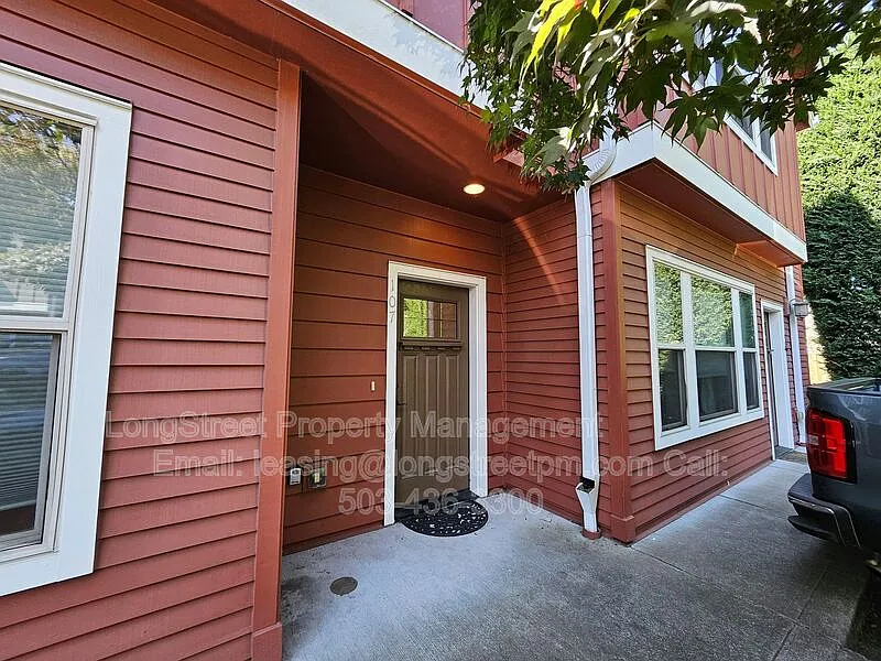 3 bed, 1.5 bath, 1414 sqft, $2,995 — Photo 2
