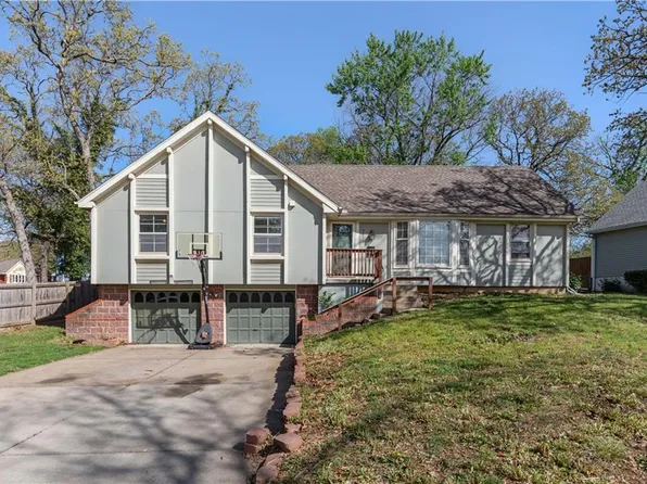 9832 Shepherds Dr, Kansas City, MO 64131