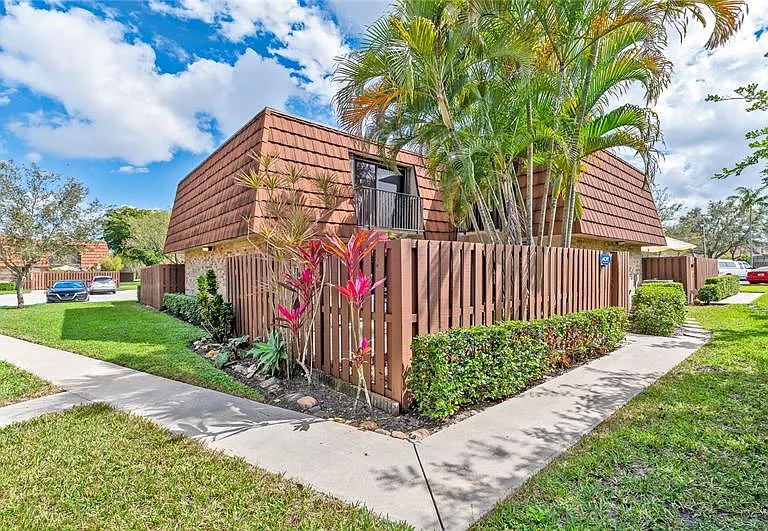 4043 Wimbledon Dr — Photo 1