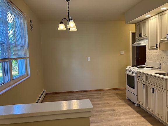 5th image of 106 Borbeck St Floor 2