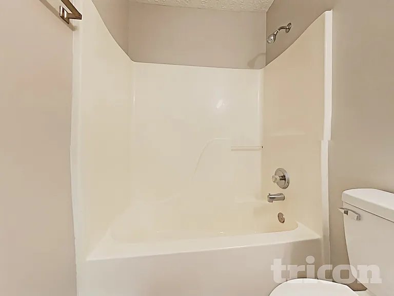 4475 Connaught East Dr — Photo 12