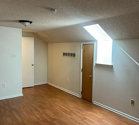 5th image of 304 Hampshire Dr