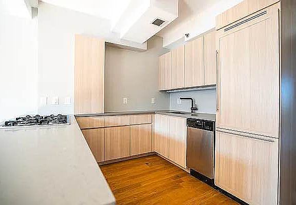 3rd image of 592 Franklin Ave APT 1