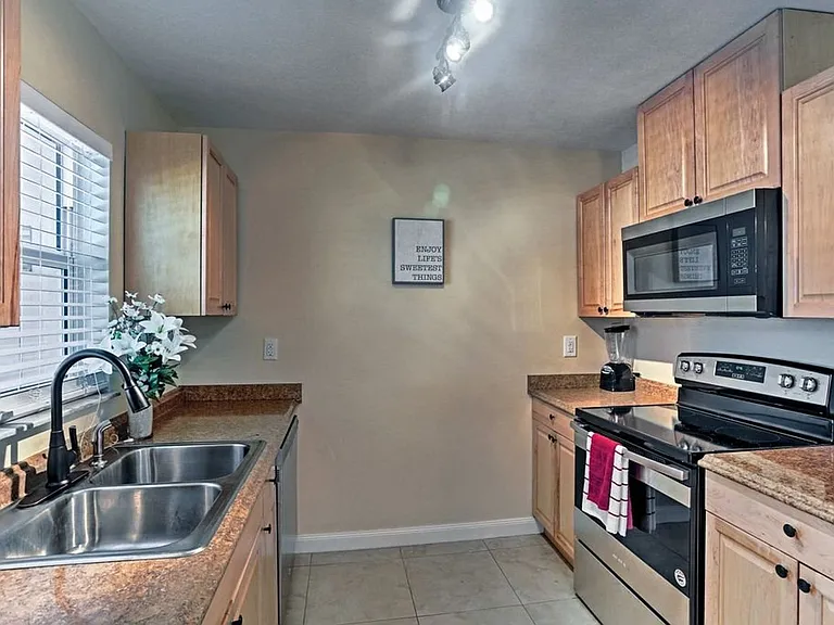 4120 SE 18th Pl — Photo 2