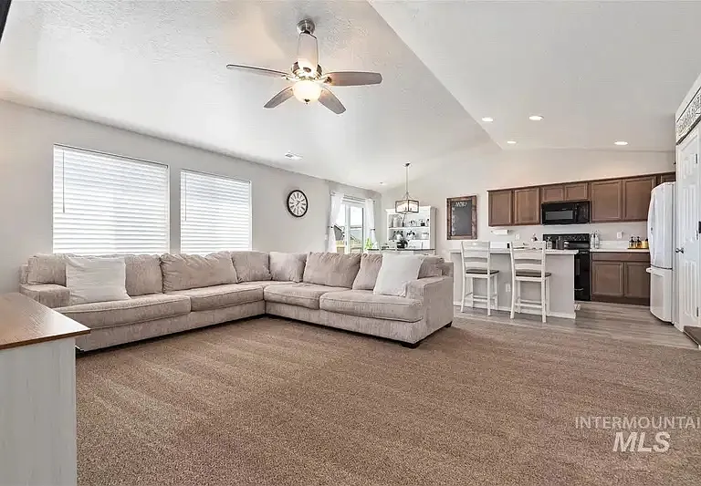 875 SW Crested St — Photo 4