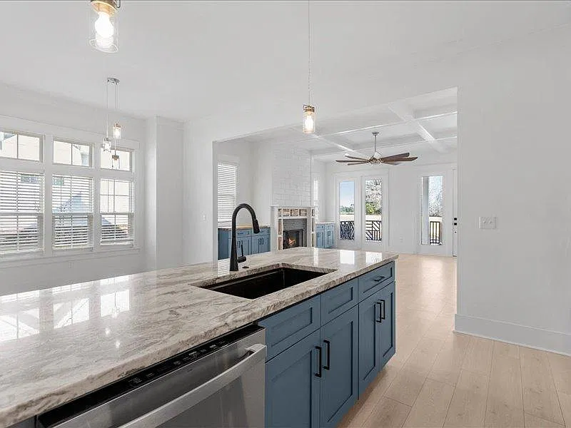 3 bed, 2566 sqft, $4,100 — Photo 4