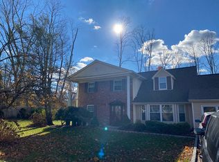 28 Dumond Pl, Coram, NY 11727