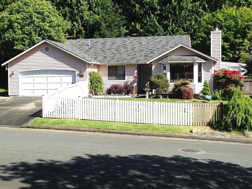 View of house and front yard with picket fence surounding fr