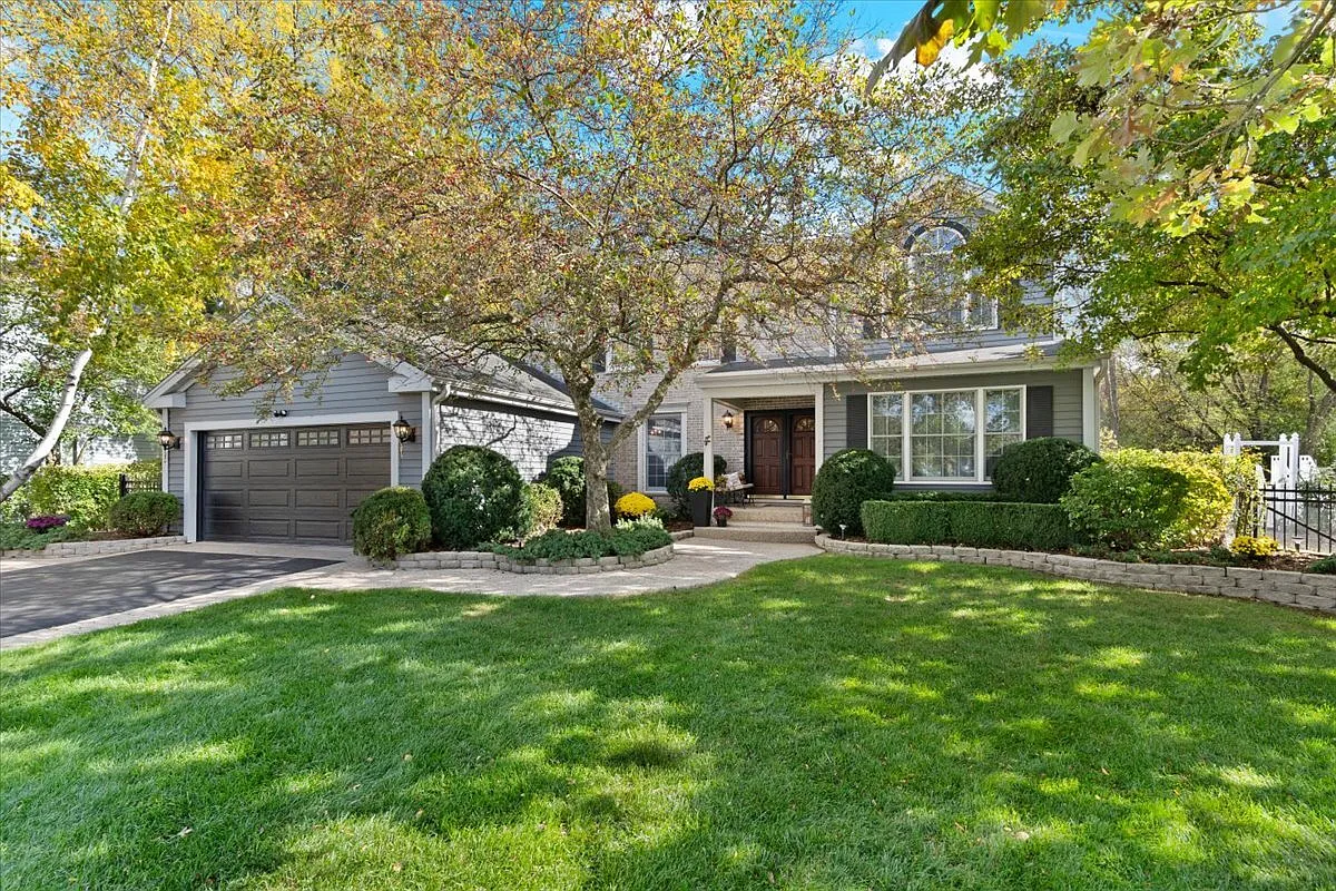 1055 Autumn Dr photo 1