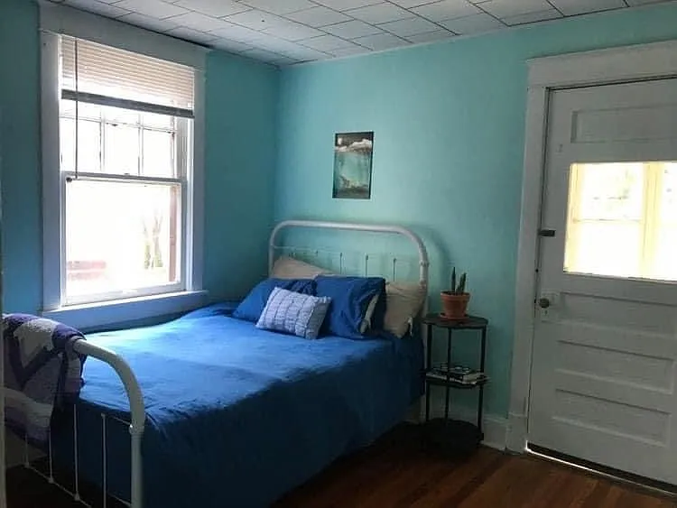 Cozier room adjacent to the sun porch. Double bed and furniture not included.