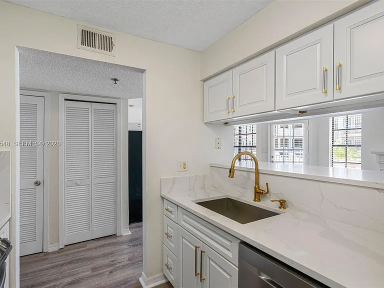 1000 W Horatio St #114 — Photo 15