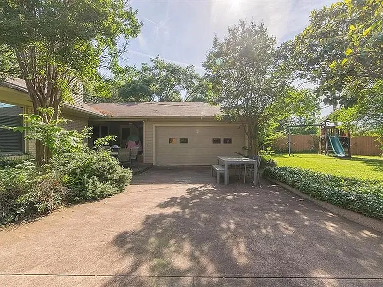 6215 Saratoga Cir — Photo 16