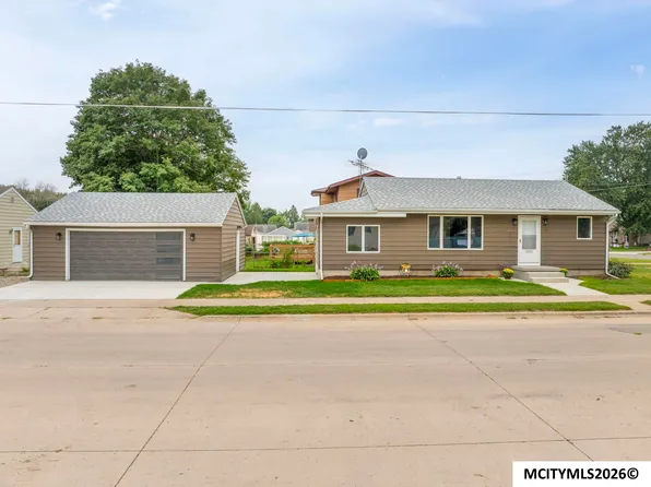 241 27th St SW, Mason City, IA 50401