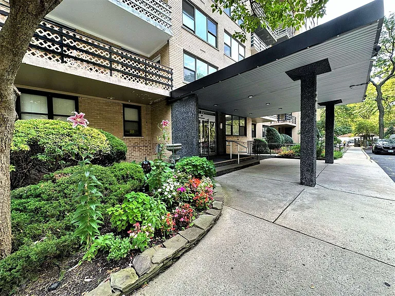 201 Saint Pauls Ave #8B — Photo 2