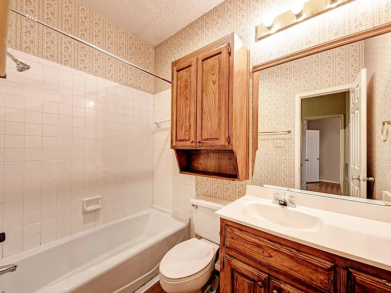 914 W 26th St #104 — Photo 12
