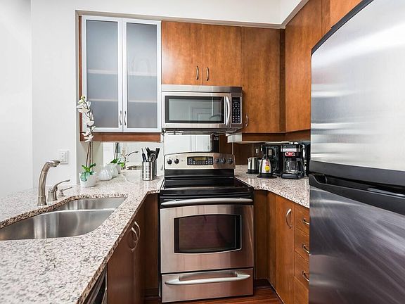 5th image of 18 Yorkville Ave #2506