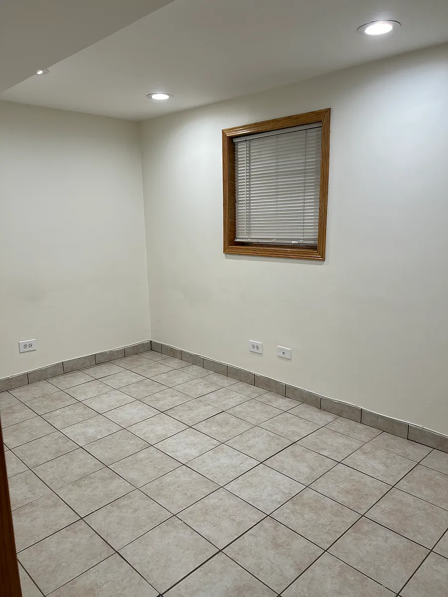 Building Photo - 4434 S California Ave #BASEMENT