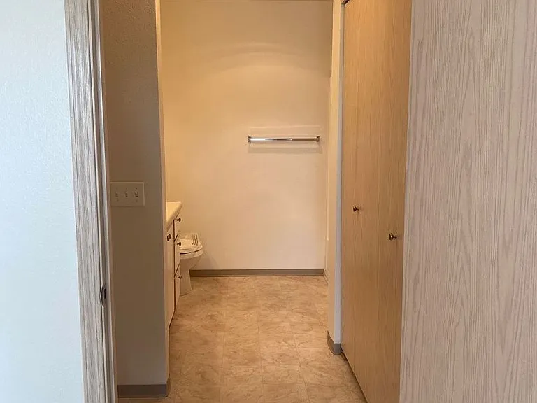 Sunrise Pointe Apartments — Photo 18
