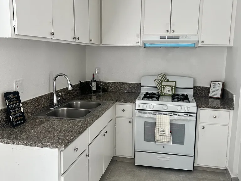15848 Saticoy St #6 — Photo 4