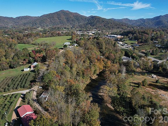 3rd image of 415 Pigeon Ford Rd