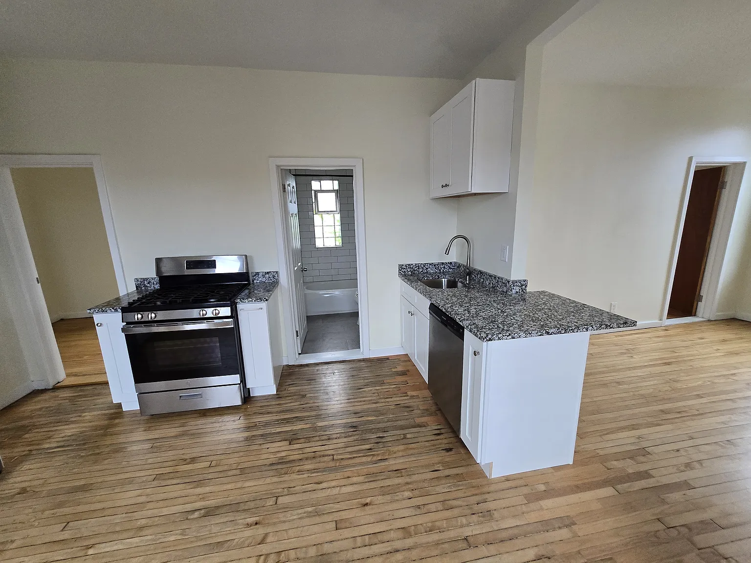 2 bed, 900 sqft, $1,350 — Photo 4